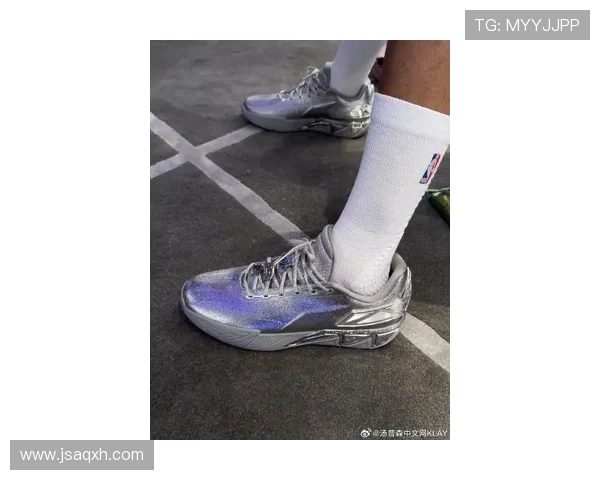 庆祝克莱与安踏签署终身合同库里全明星赛穿银色KT11限量版鞋亮相